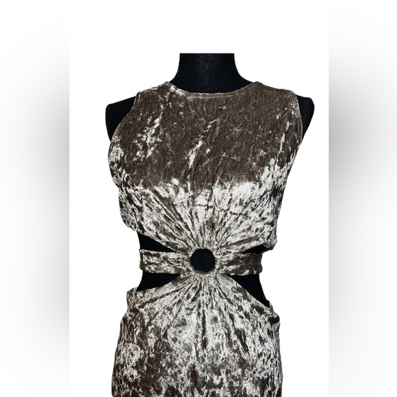 Luna Chix Crushed Velvet Champagne Keyhole MIDI Dress - Picture 2 of 5